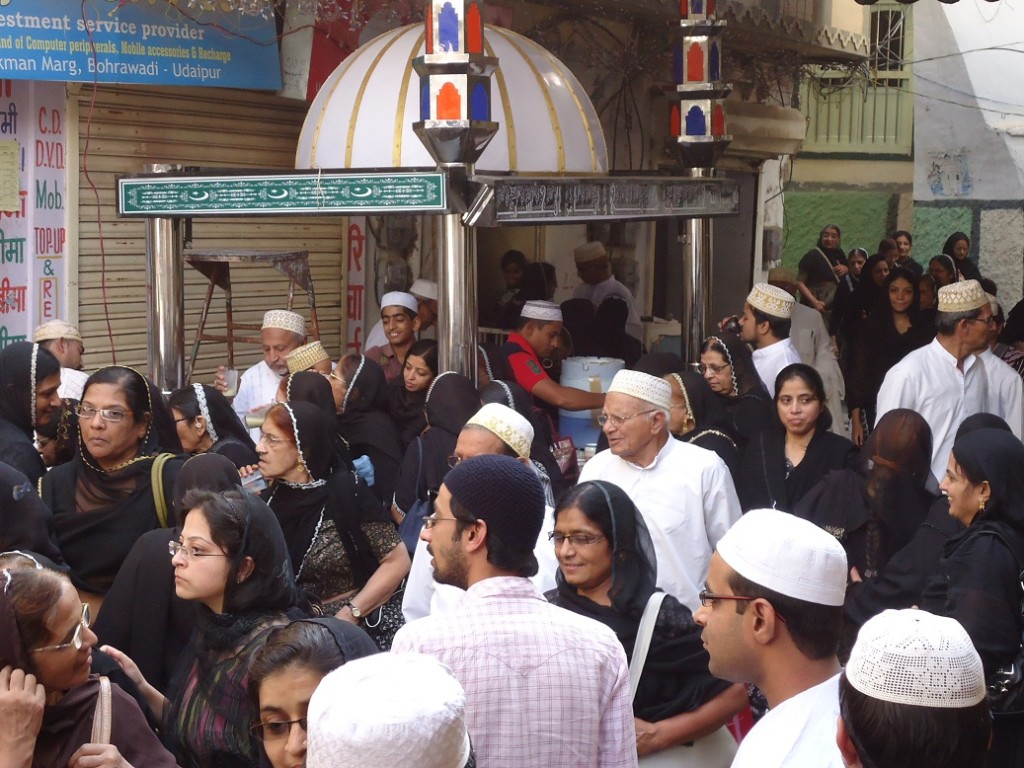 vajihapura masjid  ke bar sabil par pani peete log