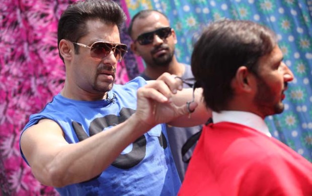 Salman Khan as a barber on COLORS' Mission Sapne_03