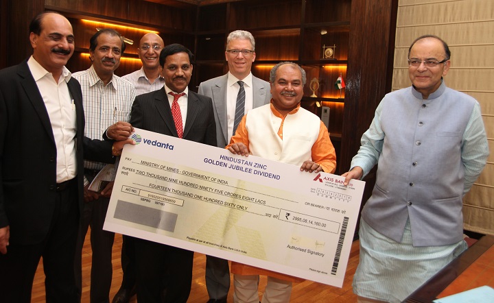 Arun Jaitley Receiving Dividend Cheque from HZL